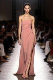 Vestido de noche largo sin tirantes fruncido simple rosa con abertura