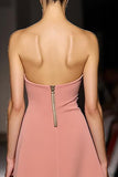 Vestido de noche largo sin tirantes fruncido simple rosa con abertura
