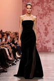 Vestido largo de fiesta navideña sin tirantes de terciopelo negro sirena