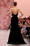 Vestido largo de fiesta navideña sin tirantes de terciopelo negro sirena