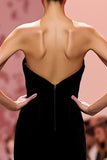 Vestido largo de fiesta navideña sin tirantes de terciopelo negro sirena