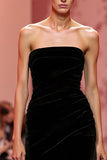 Vestido largo de fiesta navideña sin tirantes de terciopelo negro sirena