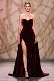 Vestido largo de noche de novia de terciopelo rojo oscuro con abertura