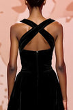 Vestido de noche largo de terciopelo negro simple con ojo de cerradura