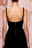 Vestido de noche simple de terciopelo negro con tirantes largos de espagueti