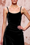 Vestido de noche simple de terciopelo negro con tirantes largos de espagueti