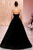 Vestido de noche largo simple de terciopelo negro sin tirantes en línea A