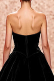 Vestido de noche largo simple de terciopelo negro sin tirantes en línea A