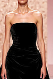 Vestido de noche largo simple de terciopelo negro sin tirantes en línea A