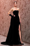 Vestido de noche largo sin tirantes de terciopelo negro simple con abertura