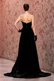 Vestido de noche largo sin tirantes de terciopelo negro simple con abertura