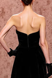 Vestido de noche largo sin tirantes de terciopelo negro simple con abertura