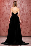 Vestido de noche largo sin tirantes negro simple de terciopelo con abertura