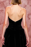 Vestido de noche largo sin tirantes negro simple de terciopelo con abertura