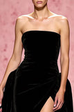 Vestido de noche largo sin tirantes de terciopelo negro simple con abertura