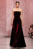 Vestido largo de noche de terciopelo sin tirantes rojo oscuro