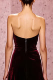 Vestido largo de noche de terciopelo sin tirantes rojo oscuro