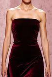 Vestido largo de noche de terciopelo sin tirantes rojo oscuro