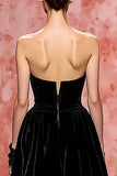 Vestido de noche largo sin tirantes A Line de terciopelo negro con abertura