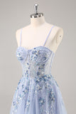 Vestido de fiesta largo con abertura y corsé de tul con lentejuelas sin tirantes azules