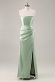 Vestido largo de dama de honor sin tirantes de satén verde salvia con abertura