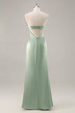 Vestido largo de dama de honor sin tirantes de satén verde salvia con abertura