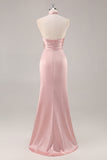 Vestido largo de dama de honor fruncido de satén con cuello alto y abertura