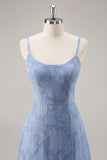 Tirantes de espagueti de encaje azul empolvado Un vestido largo de dama de honor de línea con abertura