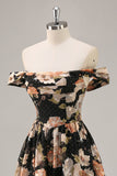 Vestido largo de dama de honor fruncido floral negro brillante con abalorios