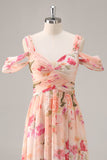 Vestido largo de dama de honor fruncido floral rosa con abertura