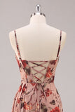 Vestido largo de dama de honor con corsé floral fruncido de rosa empolvado con abertura