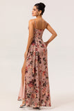 Vestido largo de dama de honor con corsé floral fruncido en rosa polvorienta con serpentina lateral