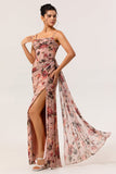 Vestido largo de dama de honor con corsé floral fruncido en rosa polvorienta con serpentina lateral