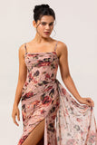 Vestido largo de dama de honor con corsé floral fruncido en rosa polvorienta con serpentina lateral