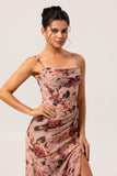 Vestido largo de dama de honor con corsé floral fruncido en rosa polvorienta con serpentina lateral