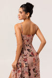 Vestido largo de dama de honor con corsé floral fruncido en rosa polvorienta con serpentina lateral