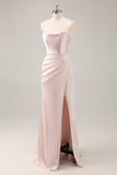 Vestido largo de dama de honor fruncido de sirena de satén rosa caramelo con abertura