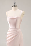 Vestido largo de dama de honor fruncido de sirena de satén rosa caramelo con abertura