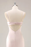 Vestido largo de dama de honor fruncido de sirena de satén rosa caramelo con abertura