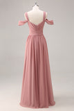 Vestido largo de dama de honor fruncido de gasa con hombros fríos rosa empolvado con abertura
