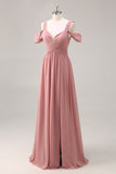 Vestido largo de dama de honor fruncido de gasa con hombros fríos rosa empolvado con abertura