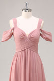Vestido largo de dama de honor fruncido de gasa con hombros fríos rosa empolvado con abertura