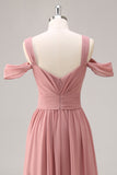 Vestido largo de dama de honor fruncido de gasa con hombros fríos rosa empolvado con abertura