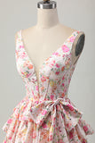 Vestido corto de regreso a casa con escote en V floral rosa con una línea escalonada y lazo
