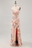 Vestido de dama de honor sin tirantes floral de rubor con abertura