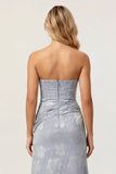 Vestido Midi sin tirantes con estampado azul polvoriento, funda fruncido y abertura
