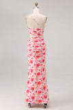 Vestido de invitada floral estampado de un hombro con corte rojo vaina
