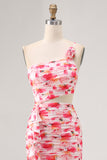 Vestido de invitada floral estampado de un hombro con corte rojo vaina