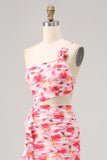 Vestido de invitada floral estampado de un hombro con corte rojo vaina