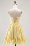 Vestido de cóctel corto con corsé amarillo sin tirantes con cuentas